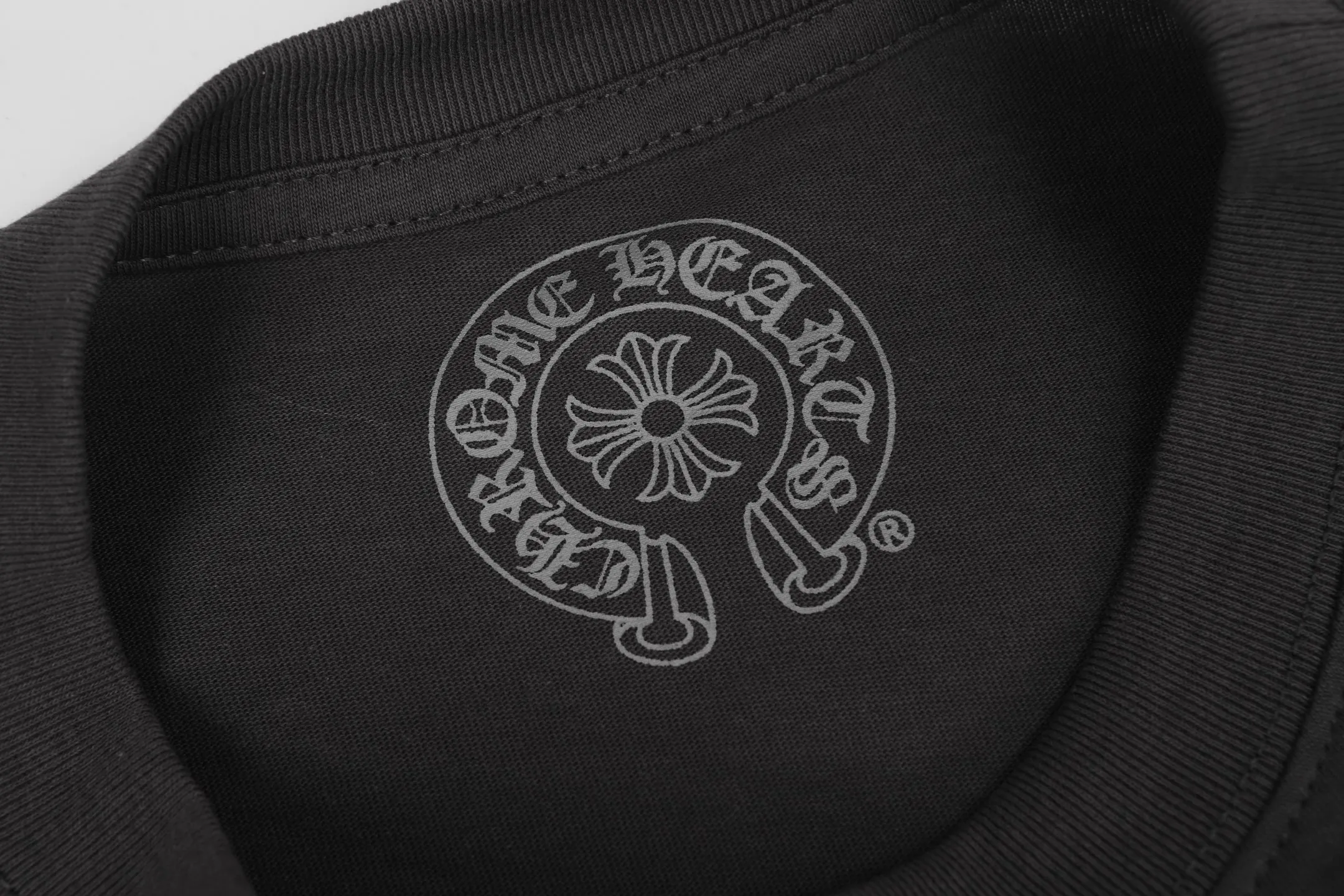 P150 -Chrome Hearts/Chrome Hearts 23ss scroll horseshoe Sanskrit printed popular long-sleeved T-shirt -High weight, high density and high quality. The wool is soft, delicate and skin-friendly. Soft and silky to the touch. Excellent warmth and skin-friendly properties. -Customized weaving and dyeing, no color difference, no matter the fabric or workmanship details. Compare the ordinary version on the market. -Colour: black, white, gray. -Size: S M L XL